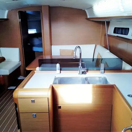 Sailing Yacht Traveller بوتيل