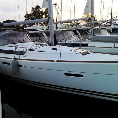 بوتيل Sailing Yacht Traveller *