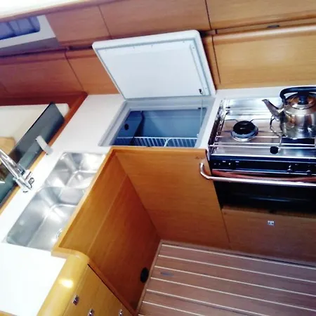 Sailing Yacht Traveller بوتيل *
