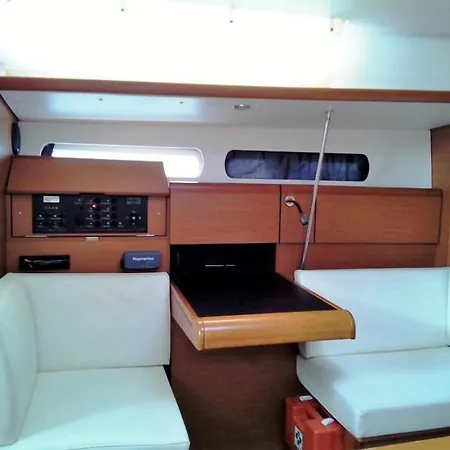 Sailing Yacht Traveller بوتيل