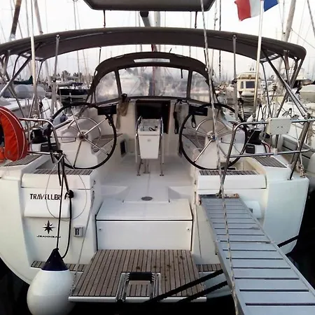 Sailing Yacht Traveller Botel Corfu (city)